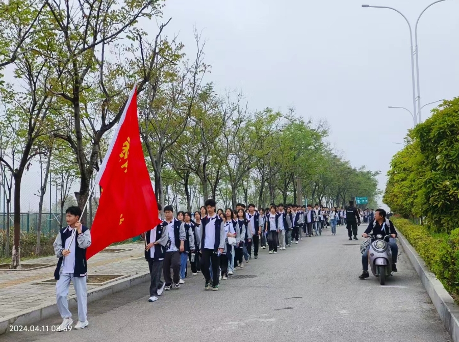 棗陽(yáng)市師苑高中 春風(fēng)伴研學(xué)，獵鷹保護(hù)航。
