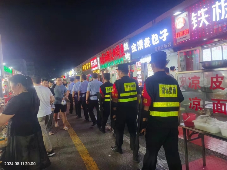 面對(duì)不同的工作環(huán)境和需求，保安工作人員該如何應(yīng)對(duì)？